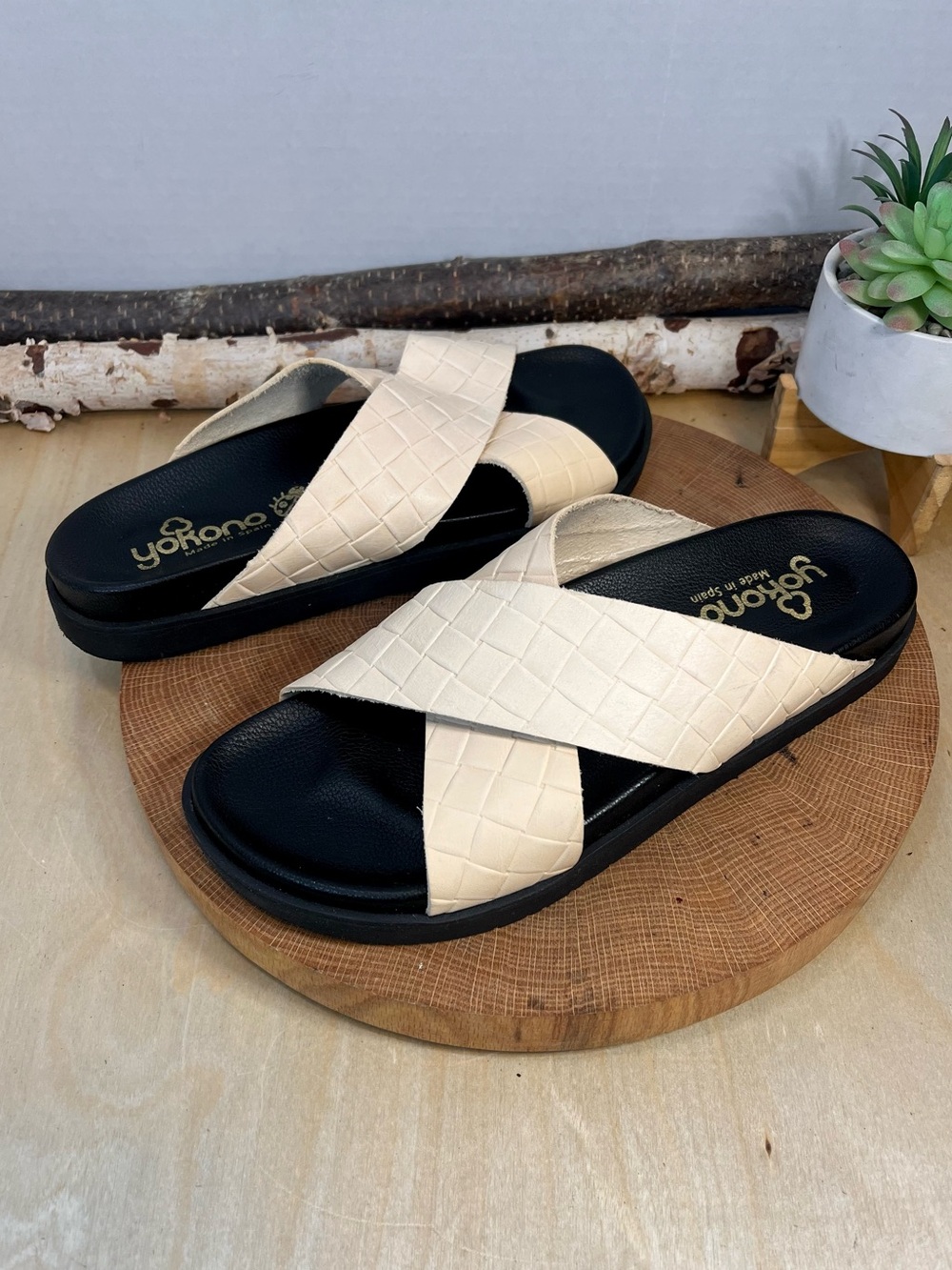 Yokono Woven Embossed Leather Cross-Strapped Cream Sandals Size 9